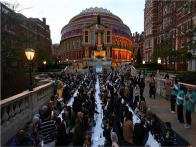 إفطار مئات المسلمين أمام أشهر قاعات لندن  