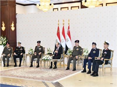 الرئيس السيسـي خلال لقائه بقـادة القوات المسلحة