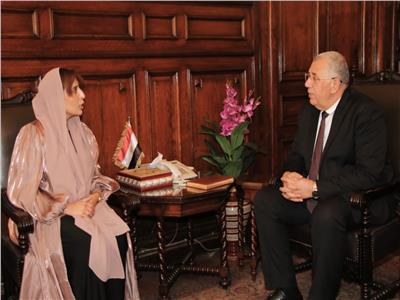 السيد القصير وزير الزراعة خلال حواره مع السفيرة مريم الكعبي