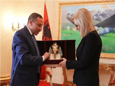 رئيسة البرلمان الألباني تستقبل السفير المصري بتيرانا 