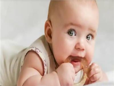  الجراثيم غير المرئية في فم الطفل