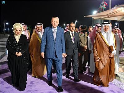 الأمير خالد الفيصل أثناء استقبال الرئيس التركي وحرمه
