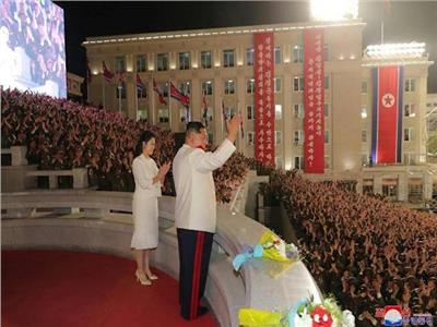رئيس كوريا الشمالية أثناء اشرافه علي موكب مشاهدة أحدث الصواريخ الباليستية