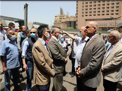 جانب من جولة محافظ القاهرة في موقف عبد المنعم