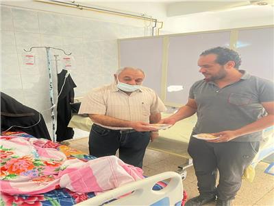 صور | في عيد الفطر.. توزيع الحلوى على العاملين و المرضى بمستشفى حميات نجع حمادي