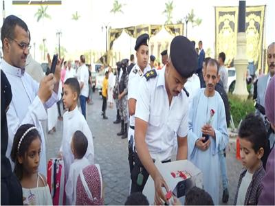 رجال الشرطة يحتفلون  بعيد الفطر المبارك مع المواطنين