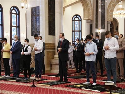 الرئيس السيسى خلال أداءه صلاة عيد الفطر المبارك مع أسر الشهداء