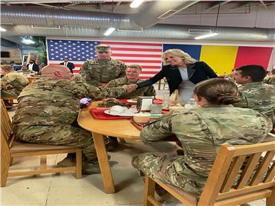 زوجة الرئيس الأمريكي تزود الجنود الأمريكيين بالجبن والمكرونة