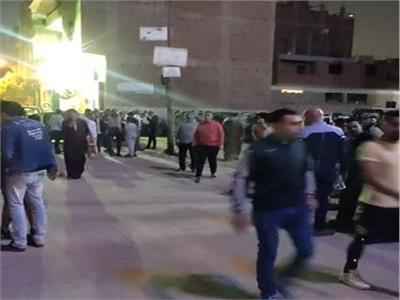 الأهالي والمحافظ في انتظار وصول الجثمان
