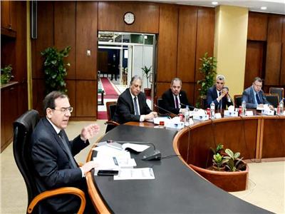 المهندس طارق الملا وزير البترول والثروة المعدنية خلال الاجتماع