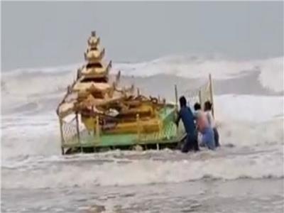  عربة ذهبية تظهر على الساحل الهندي