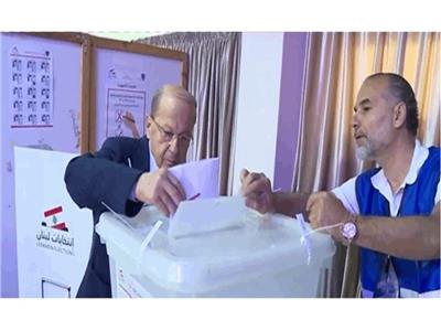 الرئيس اللبناني ميشال عون  يدلى بصوته في الانتخابات