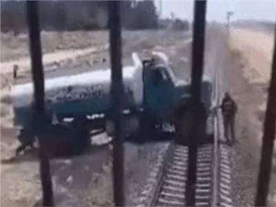 قائد قطار يتمكن من إيقاف رحلته قبل الاصطدام بسيارة نقل