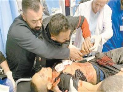 الشهيد الفلسطينى  أثناء محاولة إنقاذه فى المستشفى 