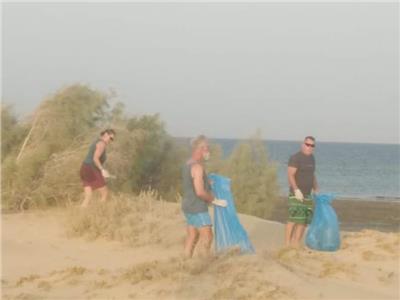 تنظيف الشواطئ بمحمية وادى الجمال بالبحر الأحمر بمشاركة السياح