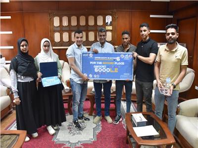  رئيس جامعة الأقصر يكرم الطلاب الفائزين بالمركز الثاني بمسابقة "صعيد مصر في قلب الحدث"