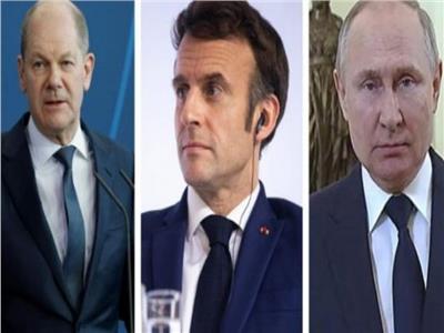 الرئيسين الروسي فلاديمير بوتين والفرنسي إيمانويل ماكرون والمستشار الألماني أولاف شولتس