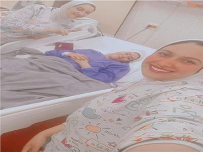 تمريض مجمع الإسماعيلية الطبي يحتفل بعيد ميلاد طالبة فقدت ساقيها تحت عجلات القطار