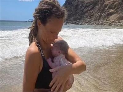 سيدة أمريكية تلد طفلها على شاطئ بالمحيط الهادي
