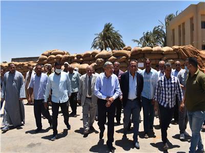 محافظ المنيا، يضبط مخزن به كميات من القمح بهدف الإتجار بالسوق السوداء 
