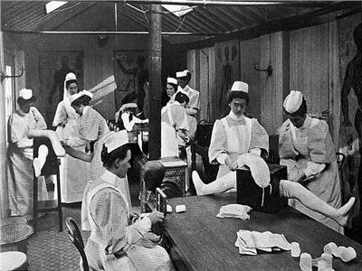 مجموعة من الممرضات قديما