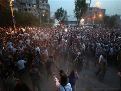 إصابة أكثر من 40 شخصا في اشتباكات بين الشرطة والمحتجين بأرمينيا