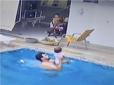 أب يقفز في حمام سباحة لينقذ طفله الرضيع من الغرق