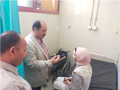 الدكتور طارق الجمال رئيس جامعة أسيوط يطمئن لى الطالبات المصابين