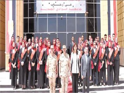 قيادة قوات الدفاع الشعبى والعسكرى خلال الندوات التثقيفية لطلاب جامعة الوادى الجديد