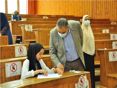 رئيس جامعة كفر الشيخ يتفقد الامتحانات