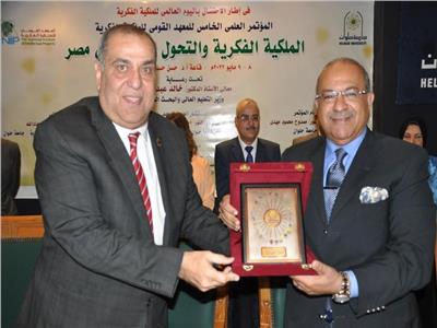 الدكتور إبراهيم عشماوي رئيس جهاز تنمية التجارة مع الدكتورممدوح مهدى رئيس جامعة حلوان