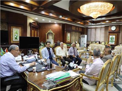 محافظ المنيا يعقد اجتماعا لحل عدد من القضايا التي تهم المواطنين