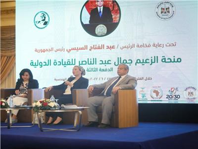 الدكتورة ياسمين فؤاد وزيرة البيئة خلال الجلسات الحوارية مع الشباب حول التغيرات المناخية