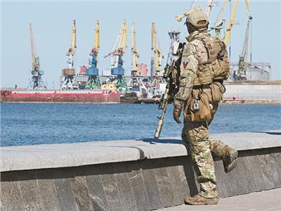 جندي روسي يقوم بدوريات فى بيرديانسك بأوكرانيا  
