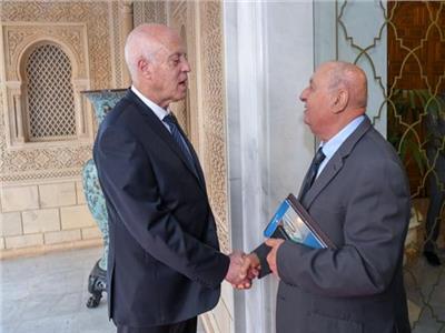 الرئيس التونسي قيس سعيد ورئيس لجنة صياغة الدستور العميد الصادق بلعيد