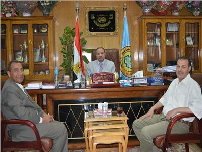 نائب رئيس جامعة الأزهر للوجه القبلي يستقبل مدير عام الهيئة العامة لمحو الأمية