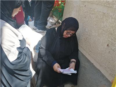 والدة الطالبة نيرة تقرأ القرأن الكريم على قبرها