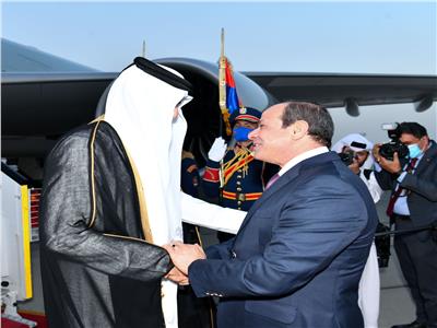 لحظة استقبال الرئيس السيسي لأمير دولة قطر بمطار القاهرة