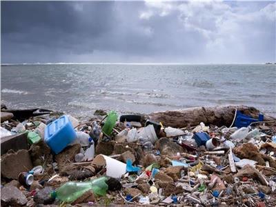 جمع دقائق البلاستيك في المحيطات