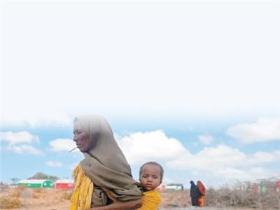 امرأة تحمل طفلاً يعاني من سوء التغذية فى كيلافو بشرق إثيوبيا الشهر الماضي