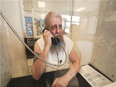 السجين هانك يتواصل عبر الهاتف لرواية قصته