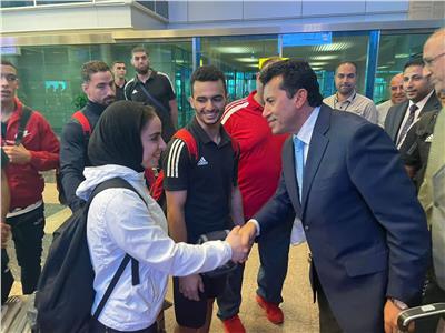 أشرف صبحي يستقبل الفوج الأول من البعثة المصرية 