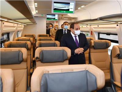 الرئيس السيسي أثناء افتتاحة القطار الكهربائي الخفيف 