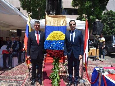 السفير أشرف منير مع سفير فنزويلا ووضع  إكليلا من الزهور علي النصب التذكاري للجندي المجهول