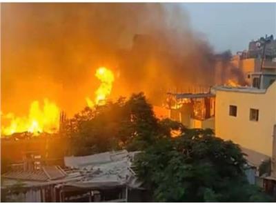 ماس كهربائى يشعل حريقا بمخزن للاخشاب بالمنطقه الصناعيه بمدينة السادات 