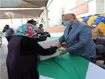 محافظ القاهرة خلال توزيع المساعدات بحى الاسمرات