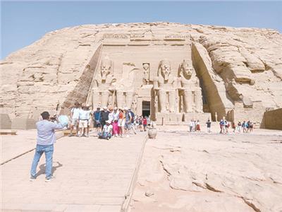 معبد أبوسمبل السياحى يستقبل المصريين والأجانب خلال العيد