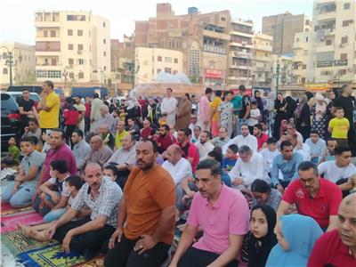  توافد المئات  بمحيط مسجد السيد البدوي بطنطا للاحتفال بعيد الأضحى المبارك