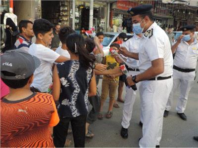 رجال الشرطة يوزعون الهدايا على المواطنين