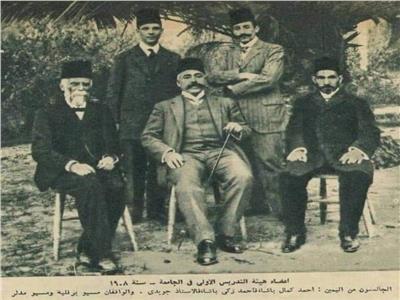 الاول من اليمين ..أحمد كمال باشا، "أول عالم آثار مصري" في العصر الحديث